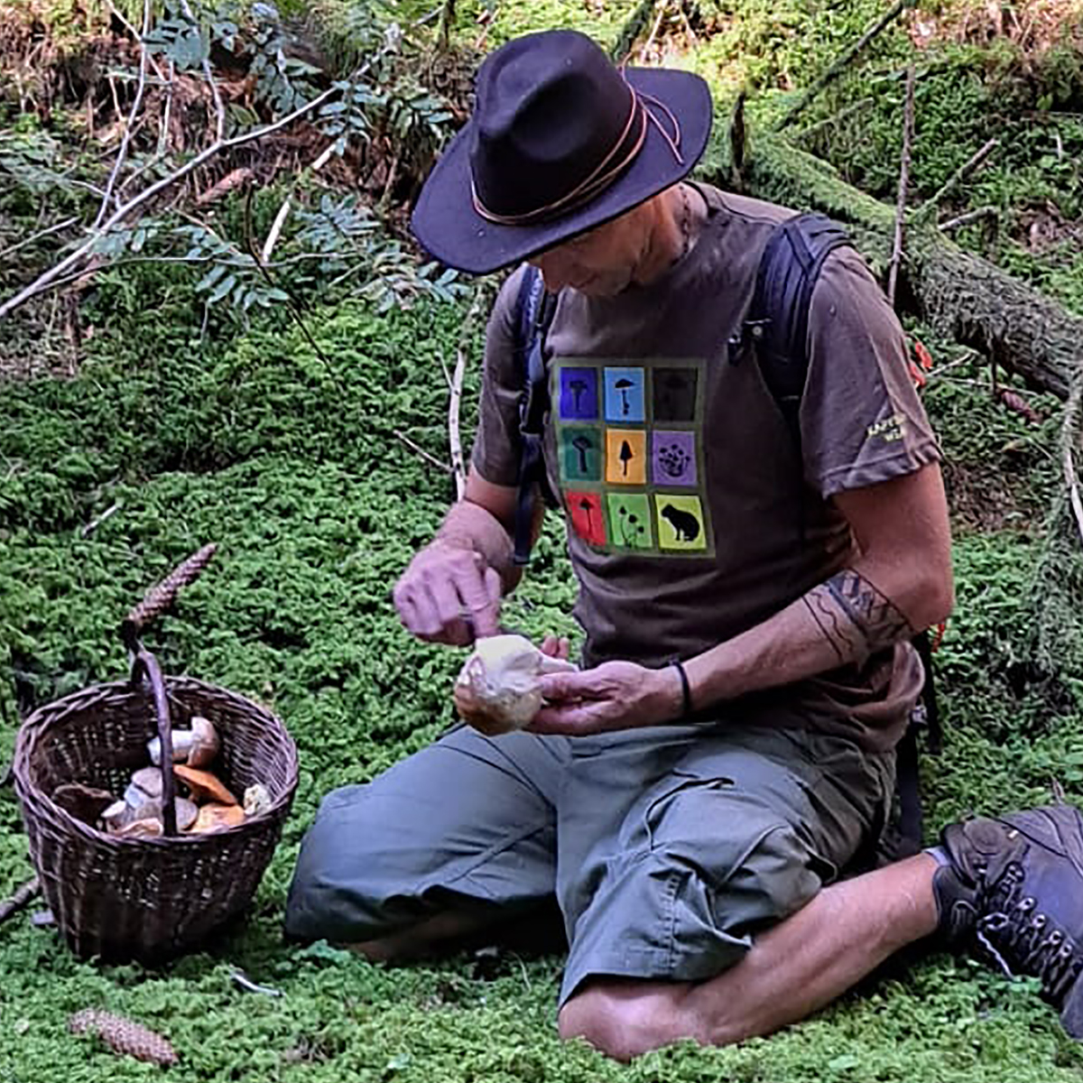 Tričko Kapybara – Magic Mushrooms (ebony grey)